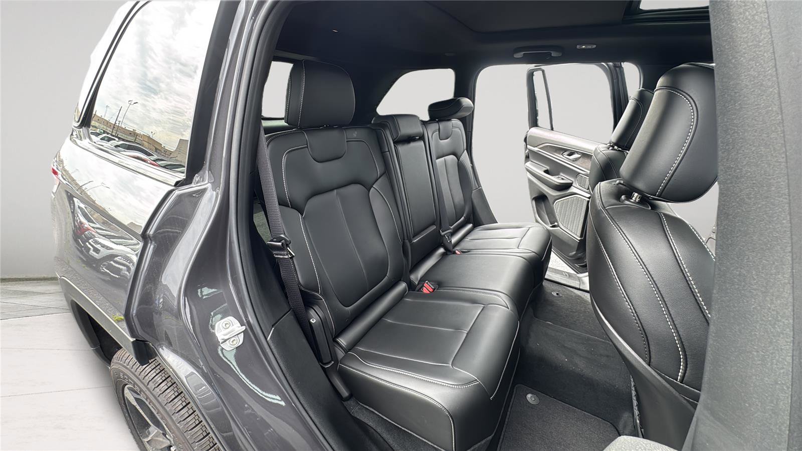 New 2025 Jeep Grand Cherokee Limited w/ Black Appearance Package AWD/4WD image 33