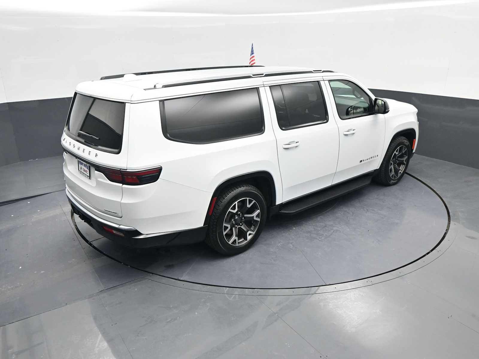 Used 2023 Jeep Wagoneer L Series III w/ Preferred Equipment Group image 35