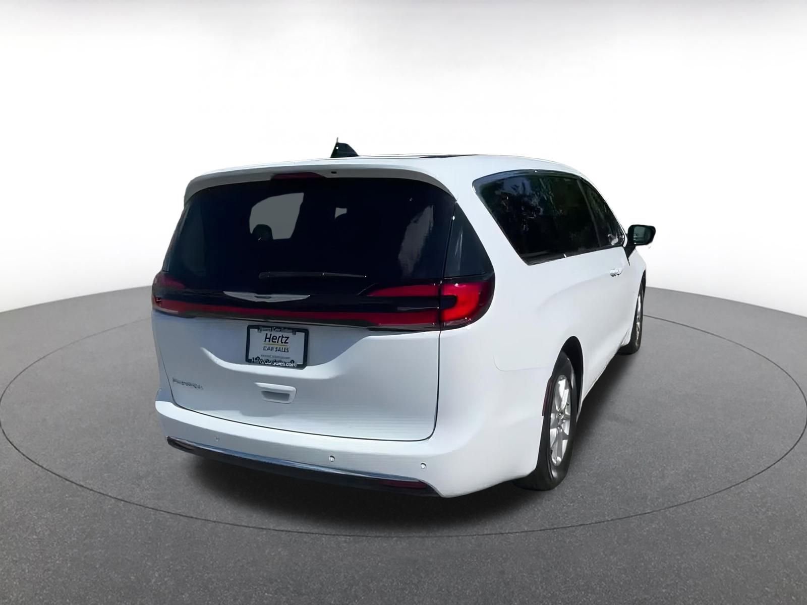 Used 2024 Chrysler Pacifica Touring-L image 14