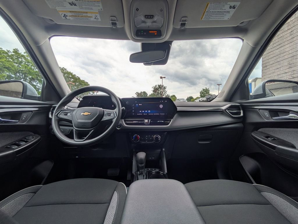 Used 2025 Chevrolet TrailBlazer LT AWD/4WD image 23
