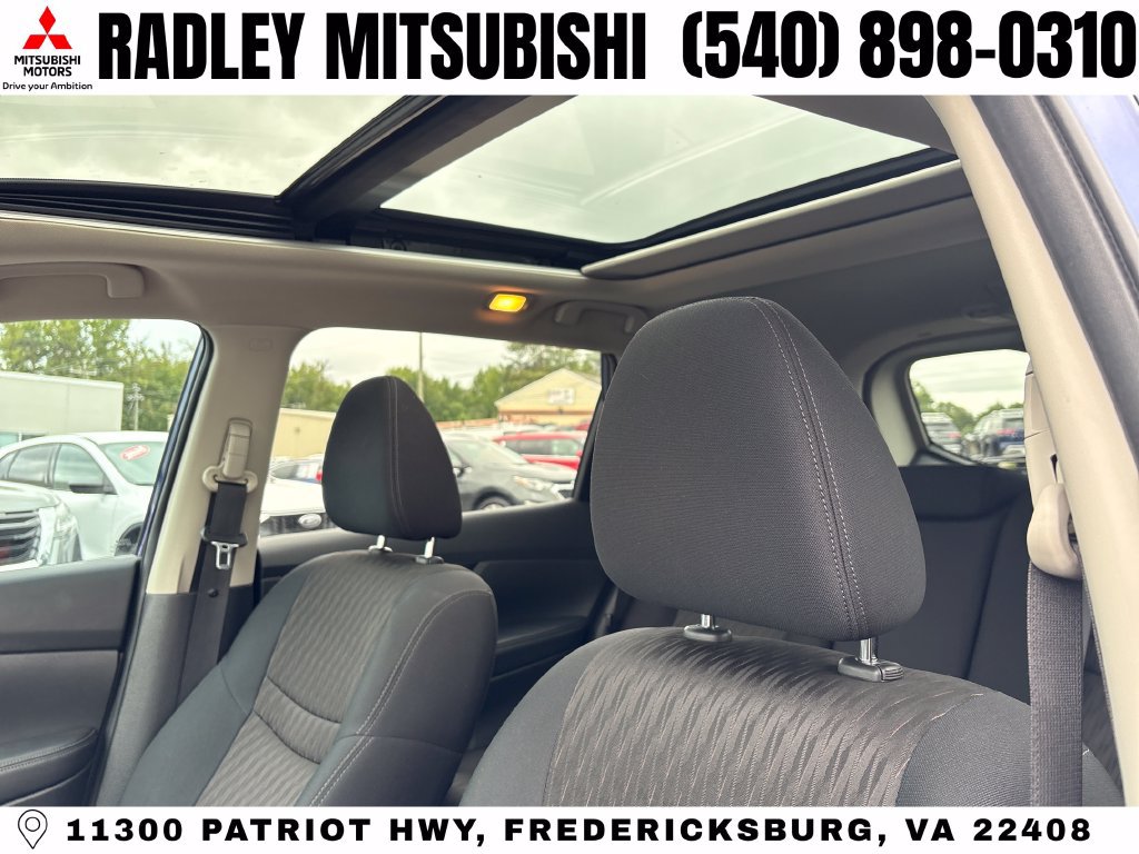 Used 2017 Nissan Rogue SV AWD/4WD image 2