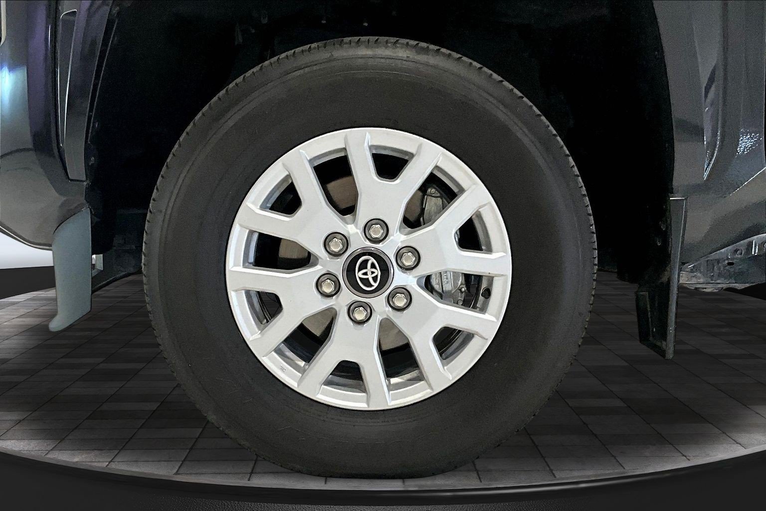 Used 2024 Toyota Tacoma SR5 AWD/4WD image 35