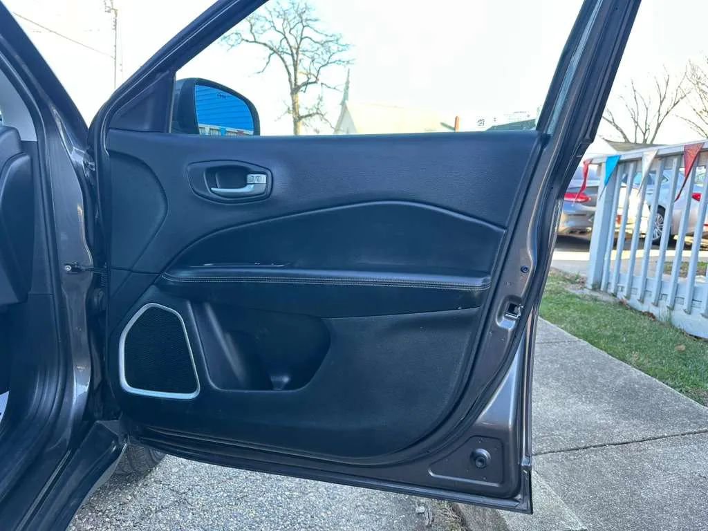 Used 2018 Jeep Compass Latitude image 17