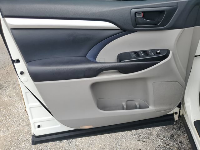 Used 2016 Toyota Highlander Plus FWD image 8
