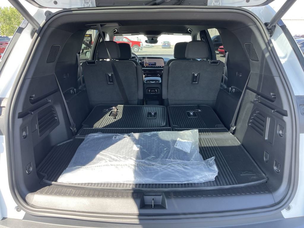 New 2026 Chevrolet Traverse LT w/ Driver Confidence Package FWD image 22