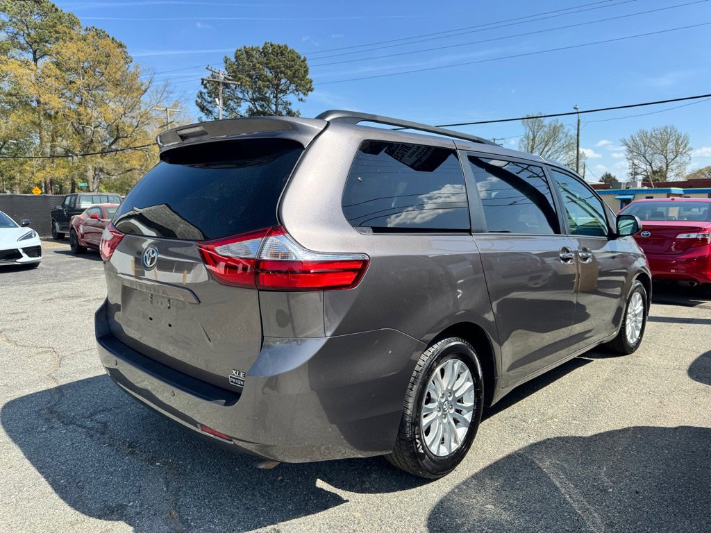 Used 2017 Toyota Sienna XLE Premium image 7