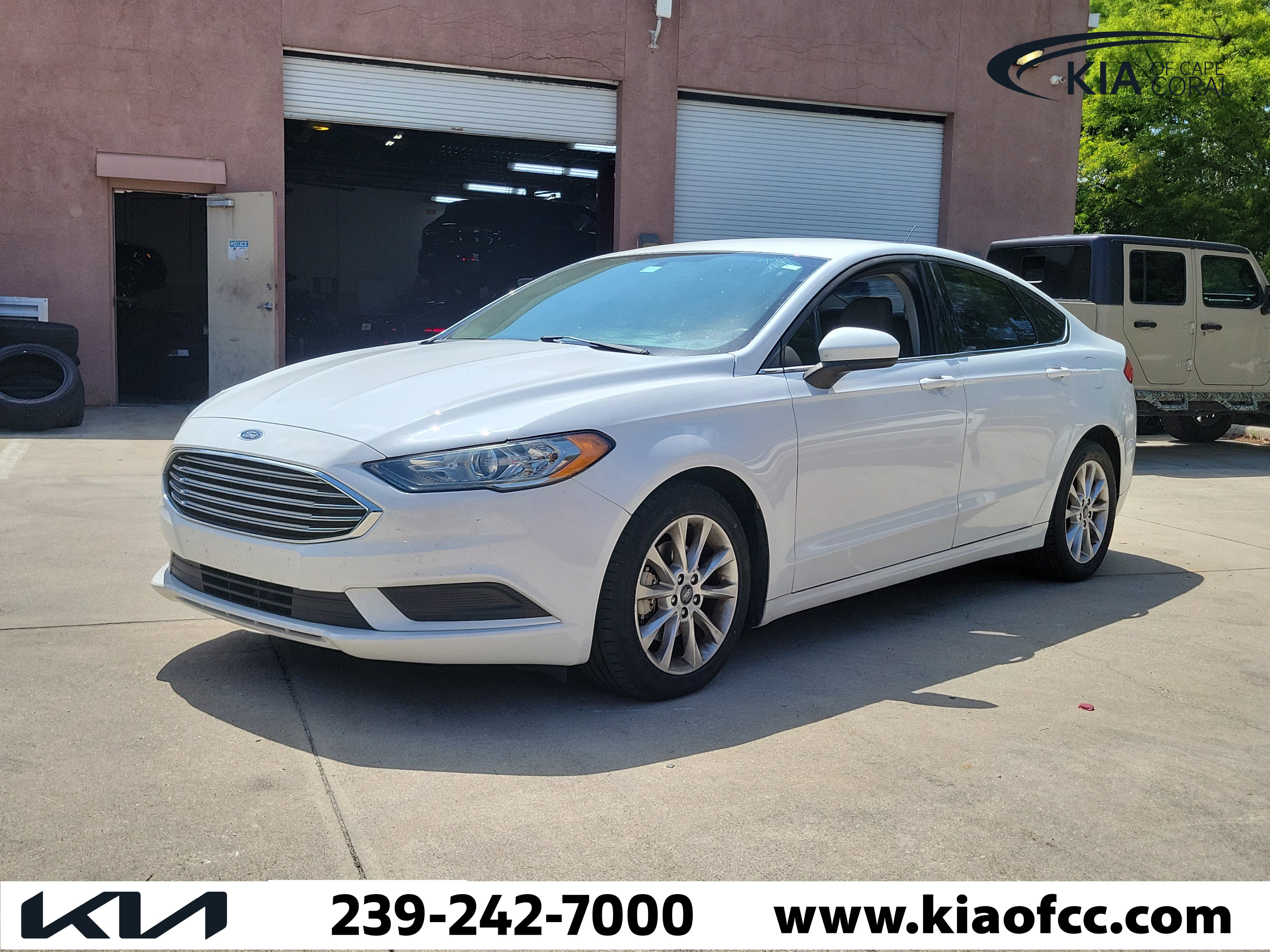 Used 2017 Ford Fusion SE w/ Fusion SE Technology Package image 5