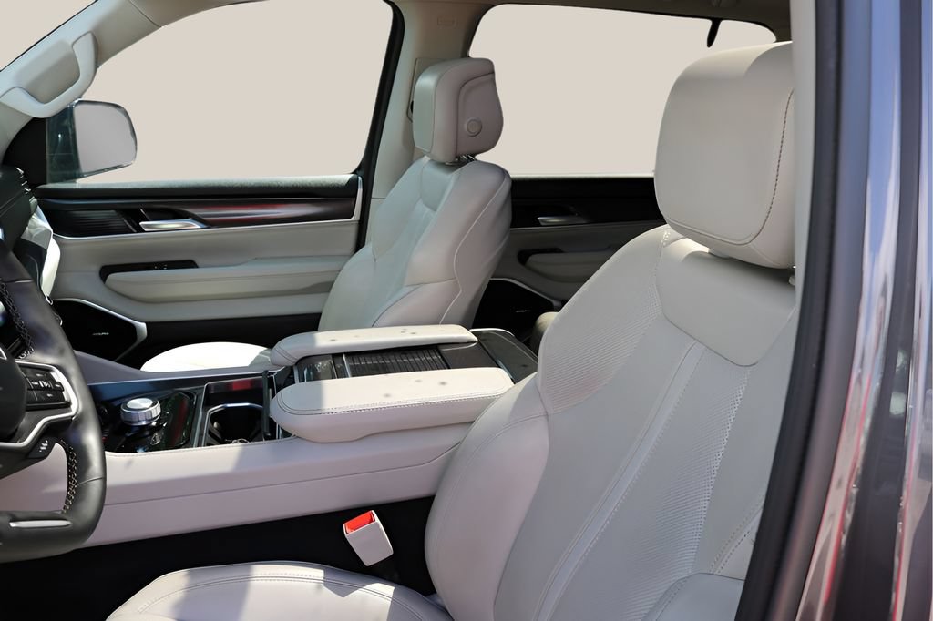 Used 2024 Jeep Wagoneer 2WD w/ Premium Group I image 14