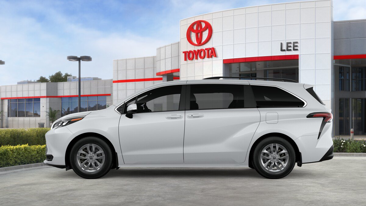 New 2026 Toyota Sienna LE FWD image 4