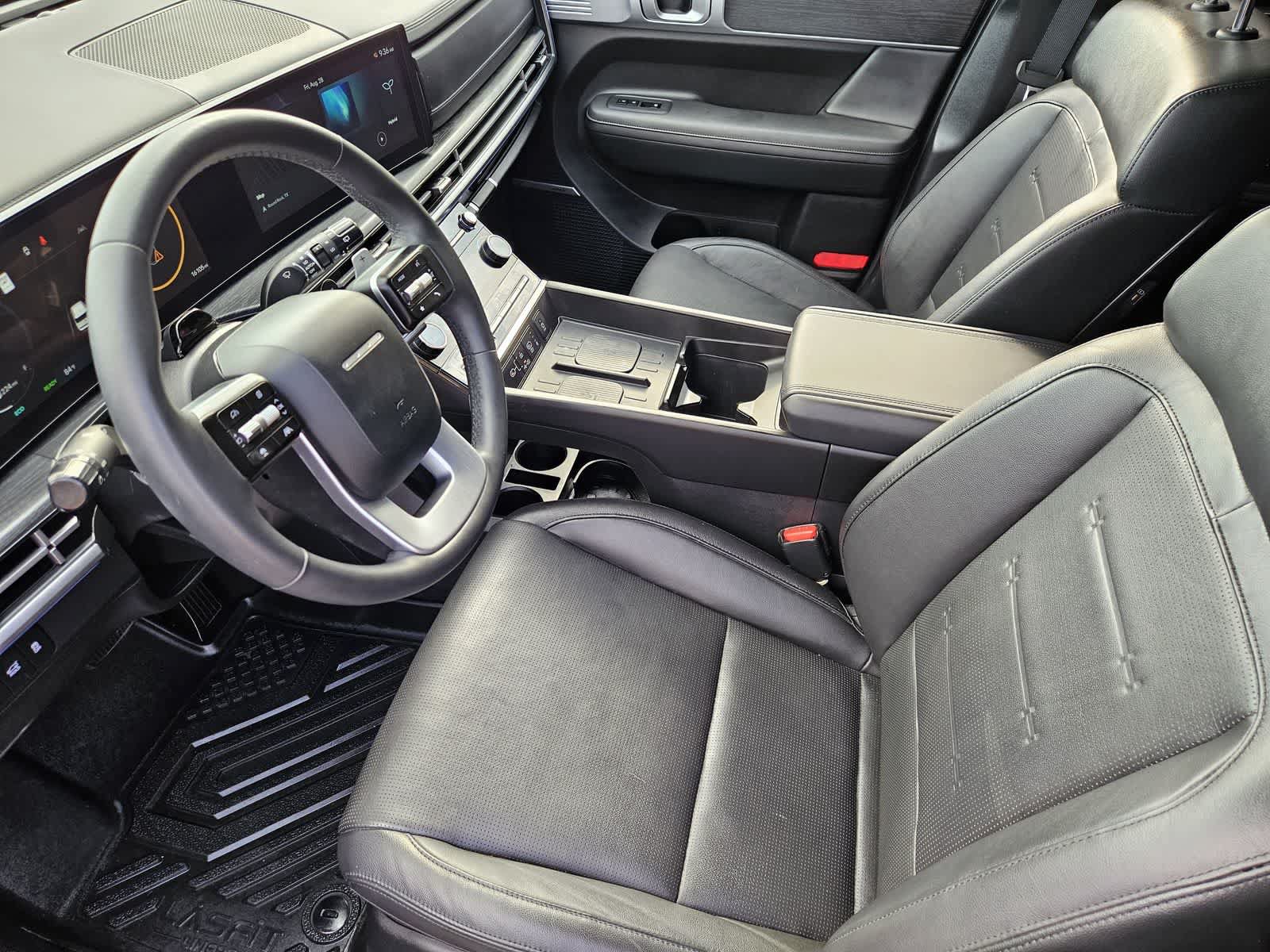 Used 2025 Hyundai Santa Fe Limited AWD/4WD image 2