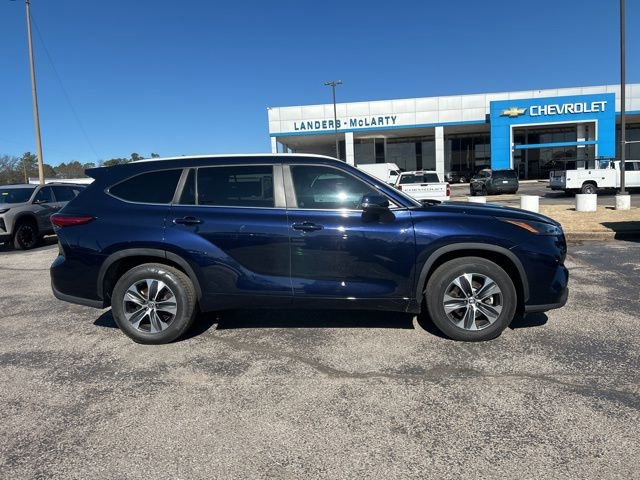 Used 2023 Toyota Highlander XLE image 2