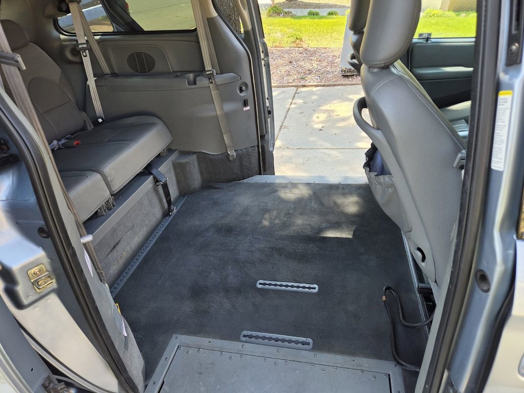Used 2005 Dodge Grand Caravan SXT w/ Leather Interior Group FWD image 41