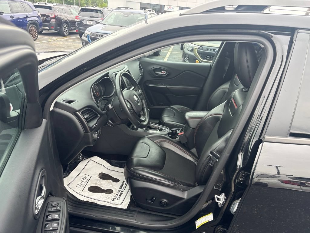 Used 2019 Jeep Cherokee Trailhawk w/ Cold Weather Group AWD/4WD image 9