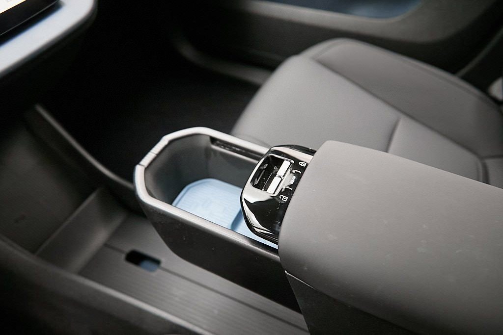 Certified 2025 Volvo EX30 Ultra w/ Climate Package image 16