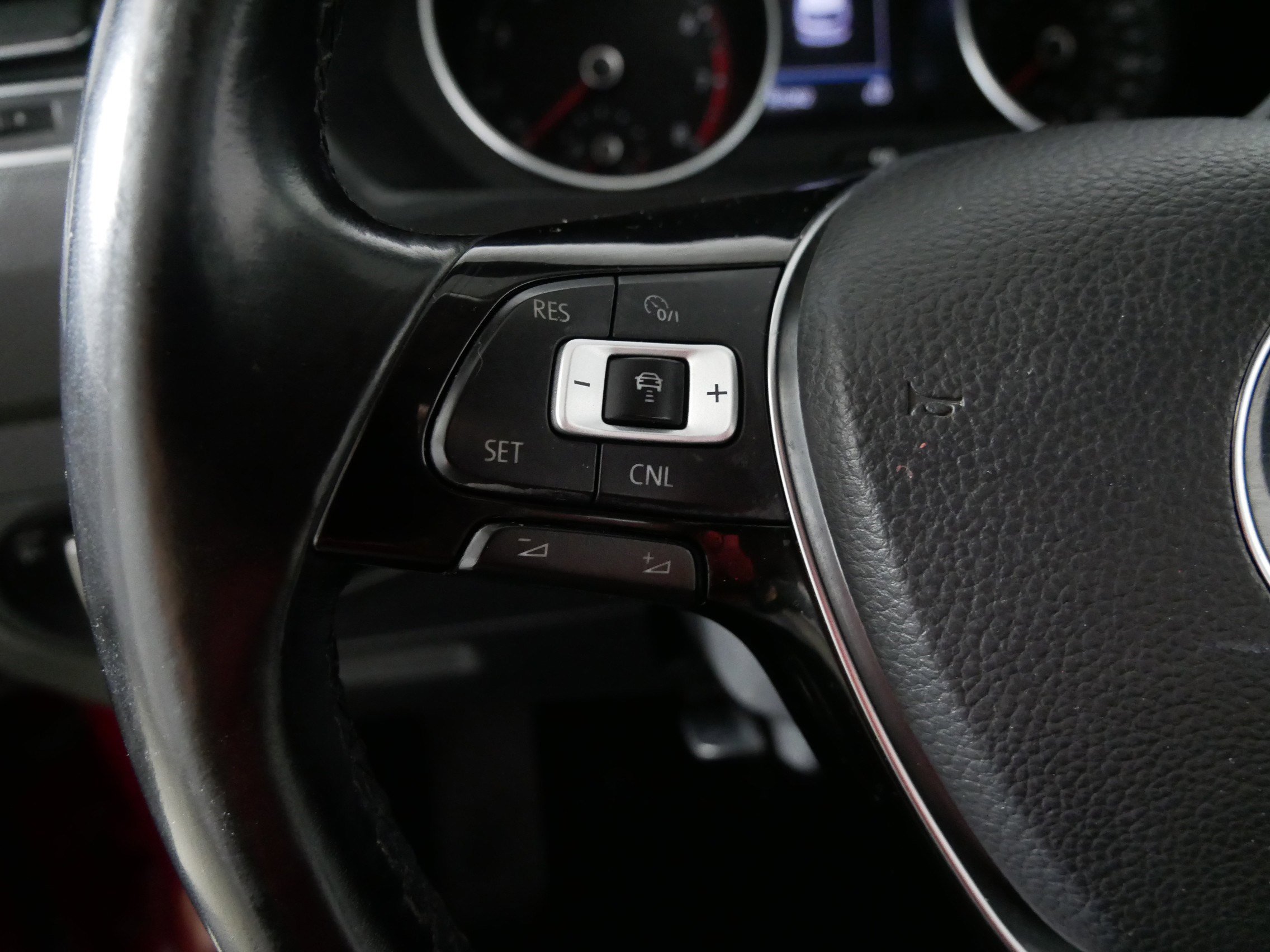 Used 2018 Volkswagen Tiguan SEL image 27