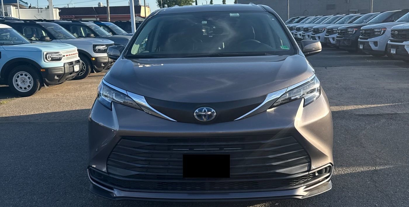 Used 2021 Toyota Sienna LE FWD image 2