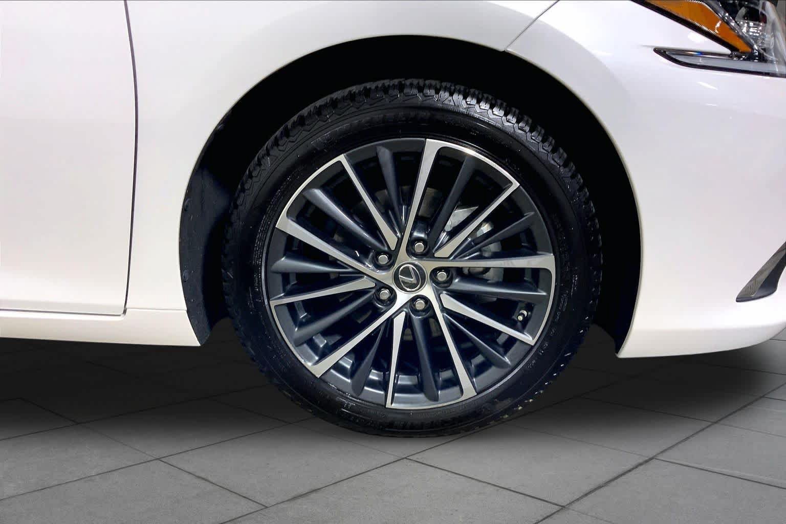 Certified 2024 Lexus ES 350 w/ Premium Package FWD image 11