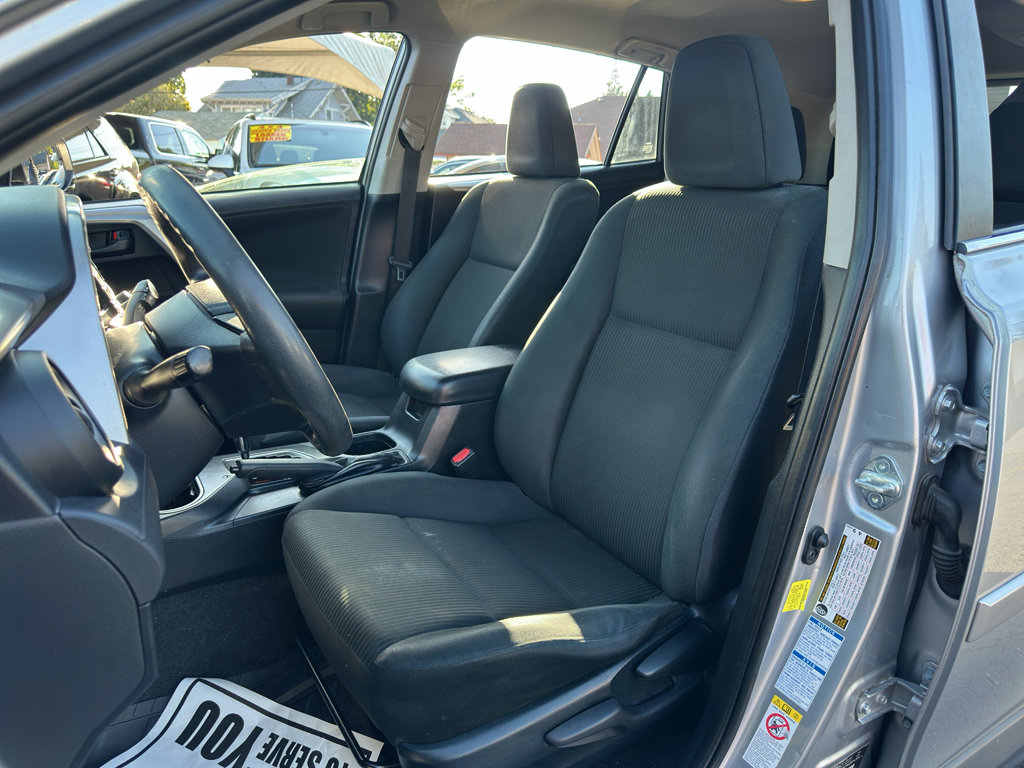 Used 2018 Toyota RAV4 LE image 10