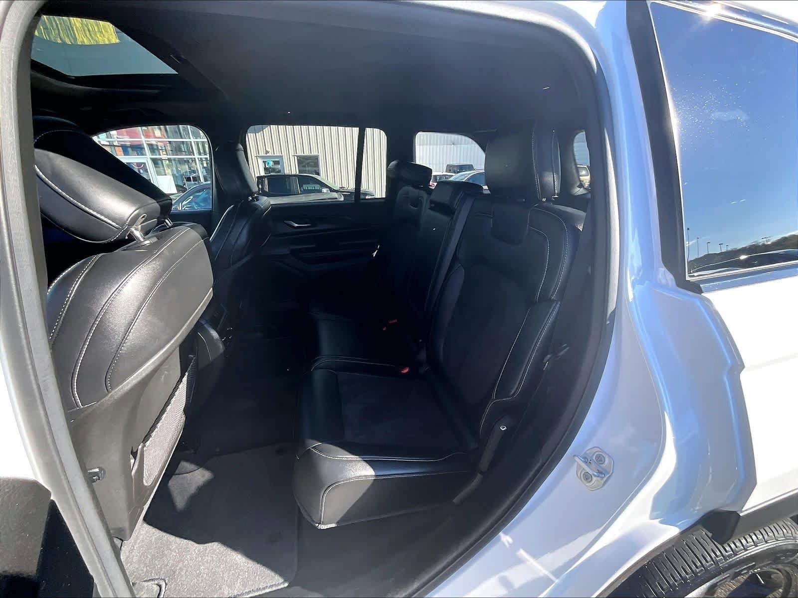 Used 2023 Jeep Grand Cherokee Altitude AWD/4WD image 15