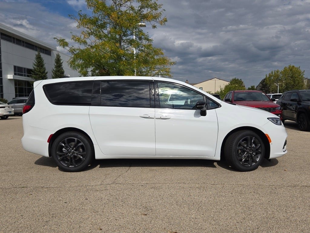 New 2026 Chrysler Pacifica Select image 6