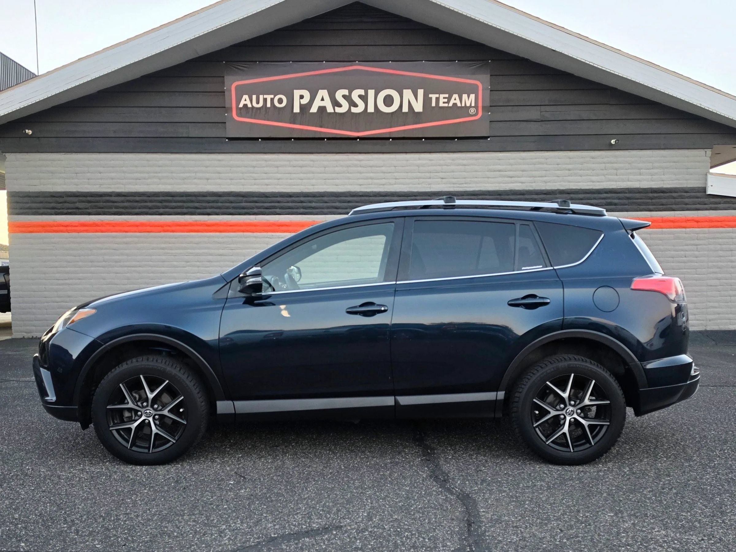 Used 2018 Toyota RAV4 SE FWD image 2
