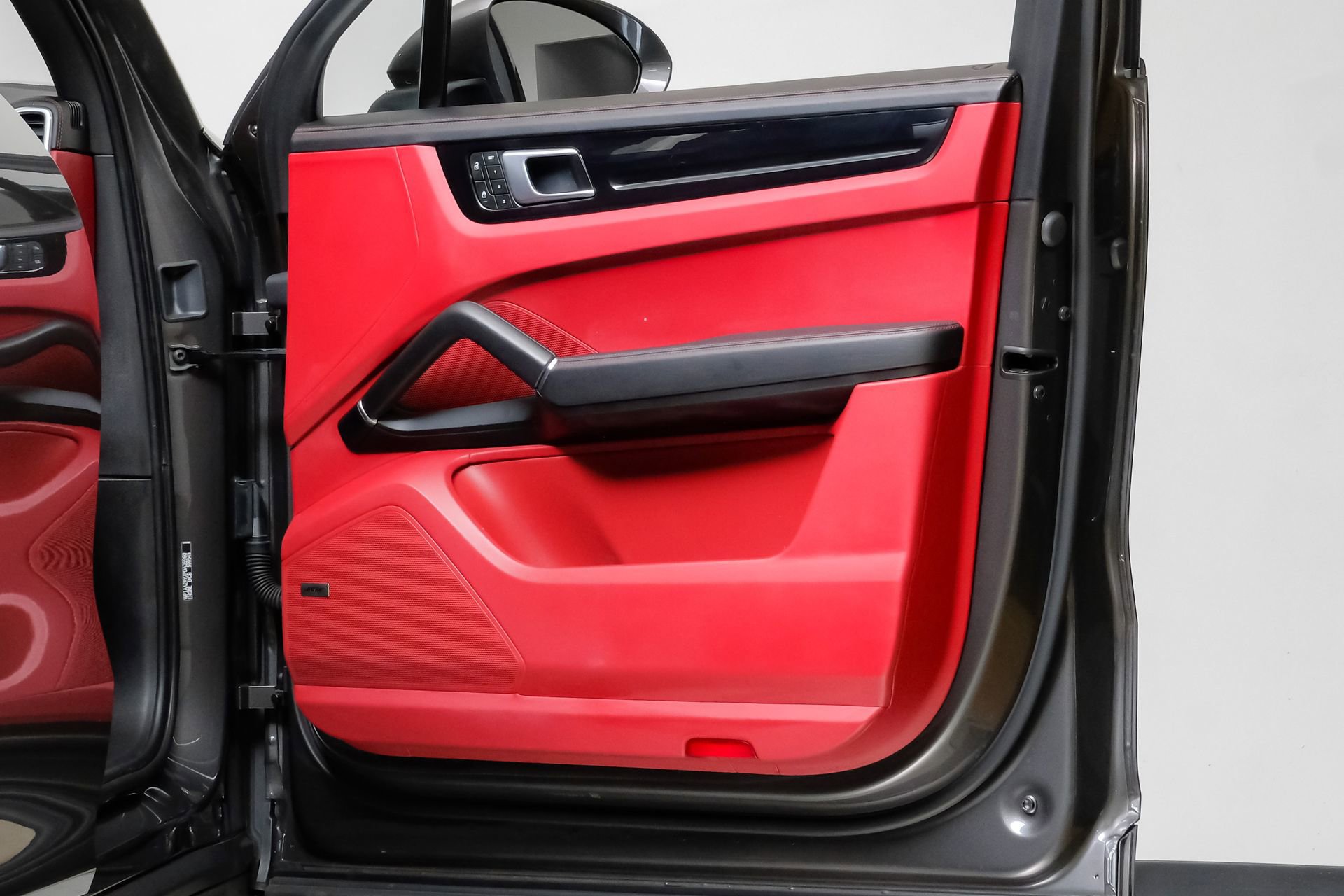 Used 2023 Porsche Cayenne Platinum Edition image 45