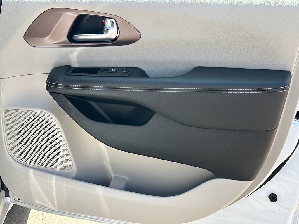 Used 2024 Chrysler Voyager LX image 14