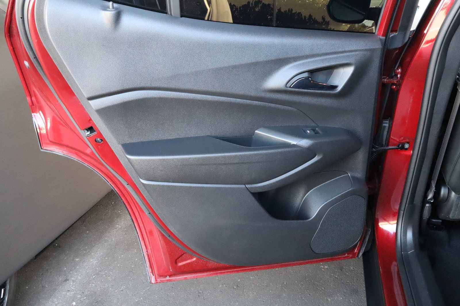 Used 2025 Chevrolet Trax RS w/ Sunroof Package FWD image 37