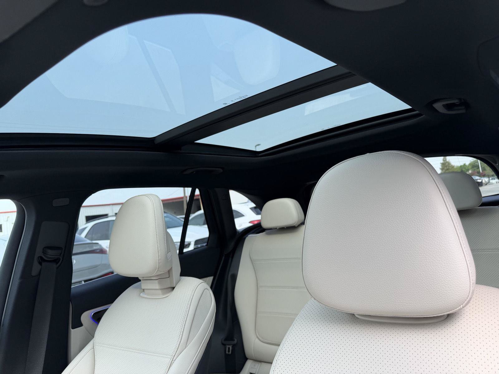 Used 2025 Mercedes-Benz GLC 300 4MATIC image 9