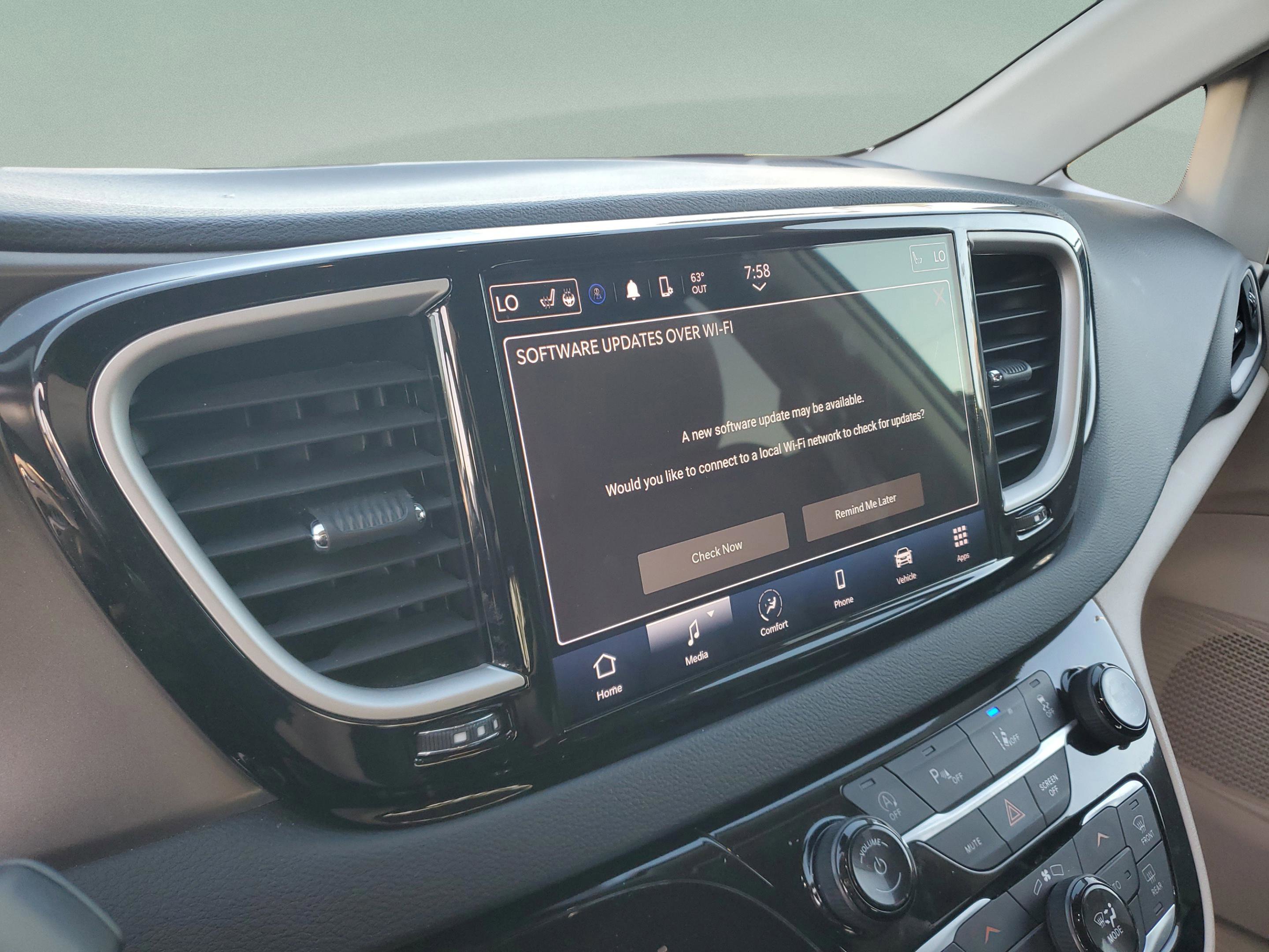 Used 2023 Chrysler Pacifica Touring-L image 19