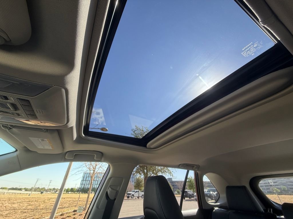 Used 2022 Toyota RAV4 XLE Premium image 22