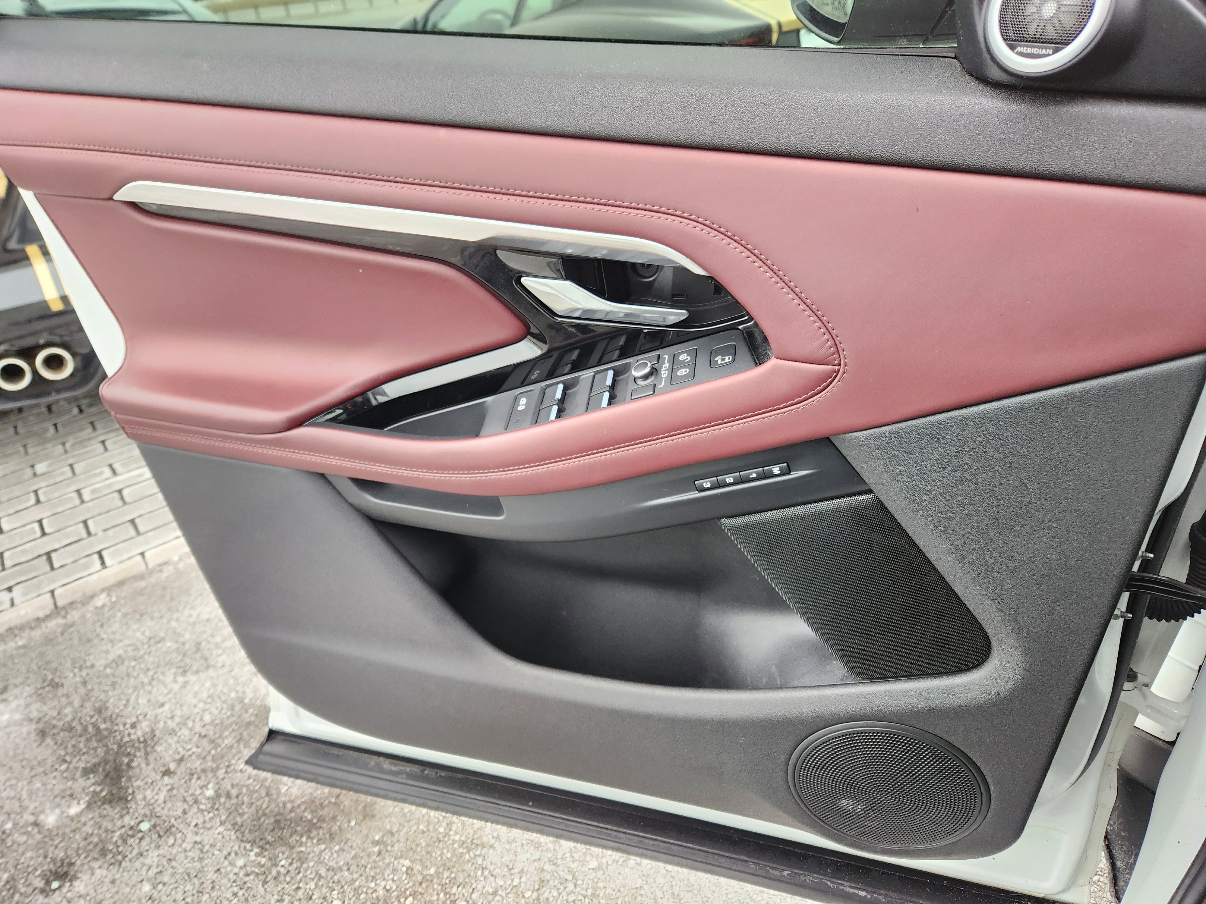 Used 2020 Land Rover Range Rover Evoque R-Dynamic SE image 25