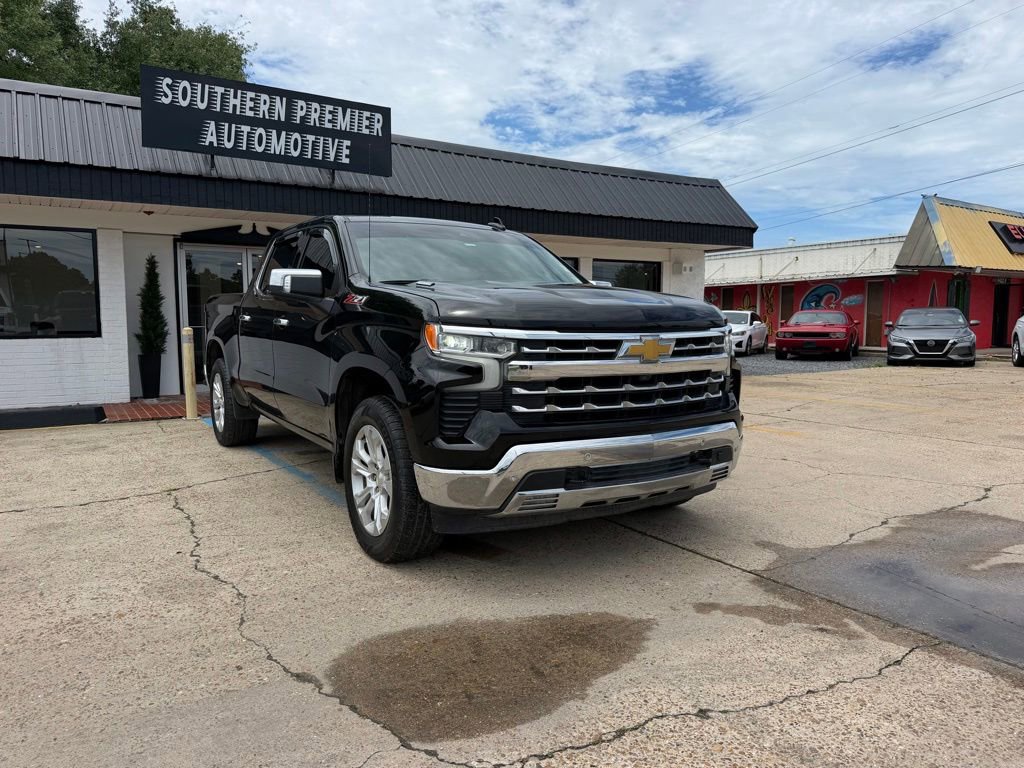 Used 2022 Chevrolet Silverado 1500 LTZ w/ LTZ Premium Package AWD/4WD image 3