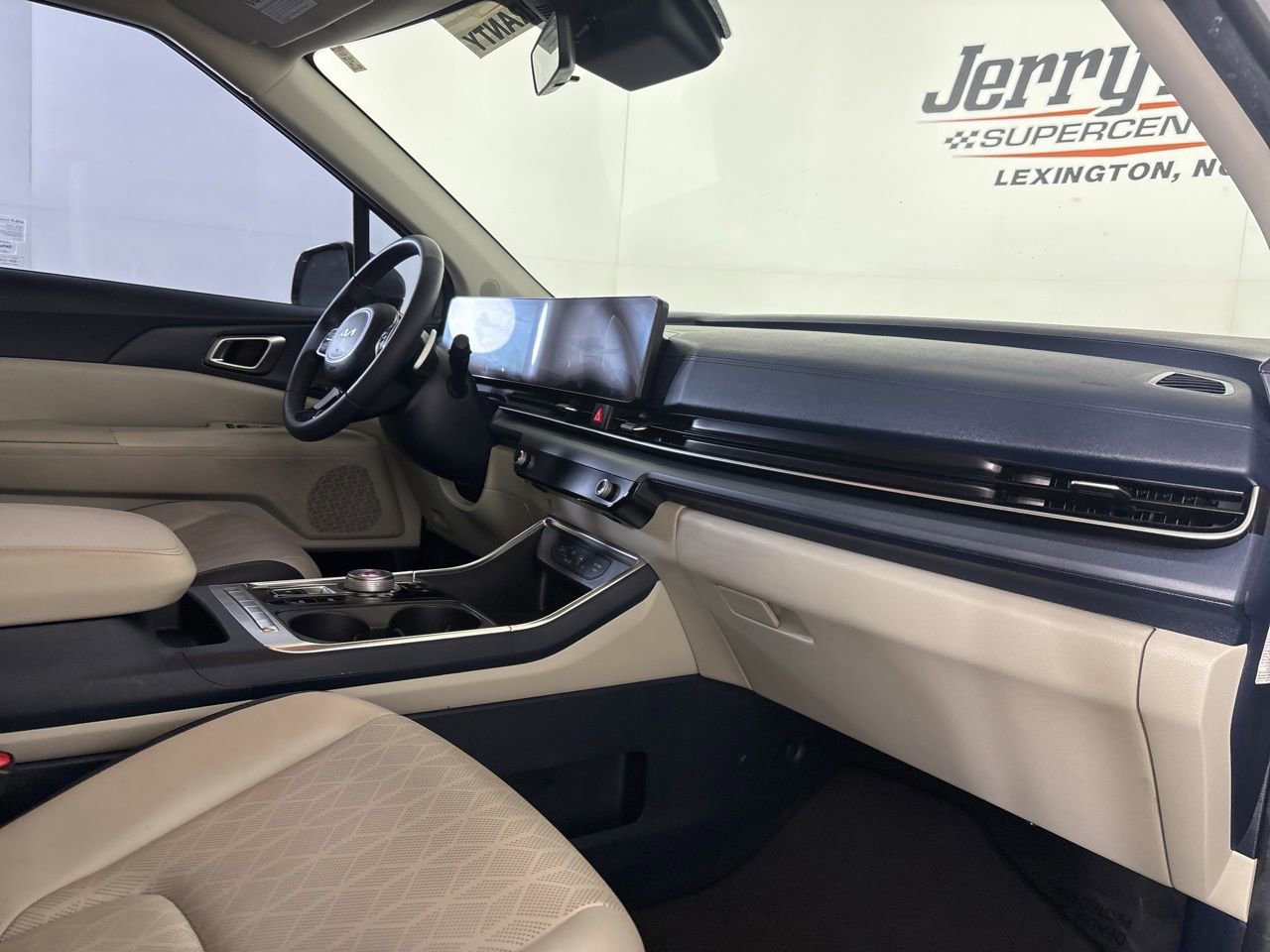 Used 2025 Kia Carnival EX image 26