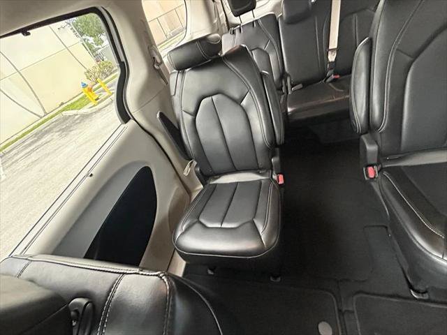 Certified 2023 Chrysler Pacifica Touring-L FWD image 12