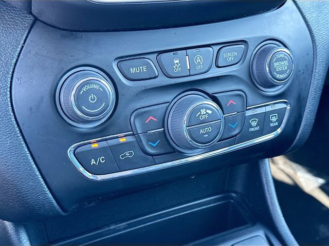 Used 2023 Jeep Cherokee Altitude Lux image 16