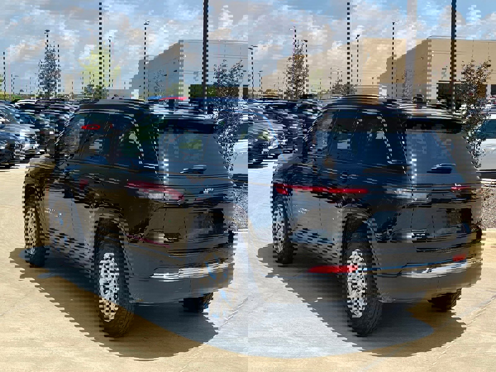 Used 2023 Jeep Grand Cherokee Limited image 9