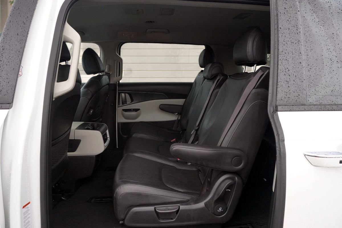 Used 2024 Kia Carnival LX FWD image 18