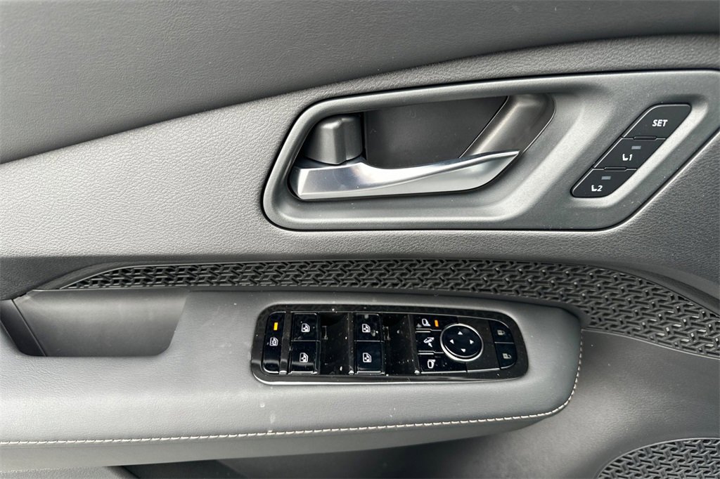 New 2025 Nissan Ariya FWD image 9