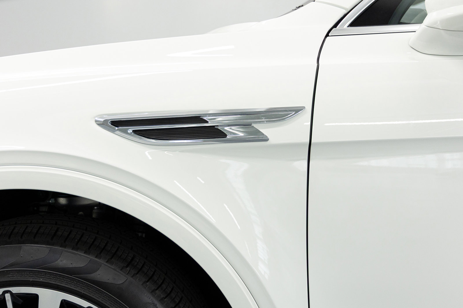 New 2026 Bentley Bentayga AWD/4WD image 17