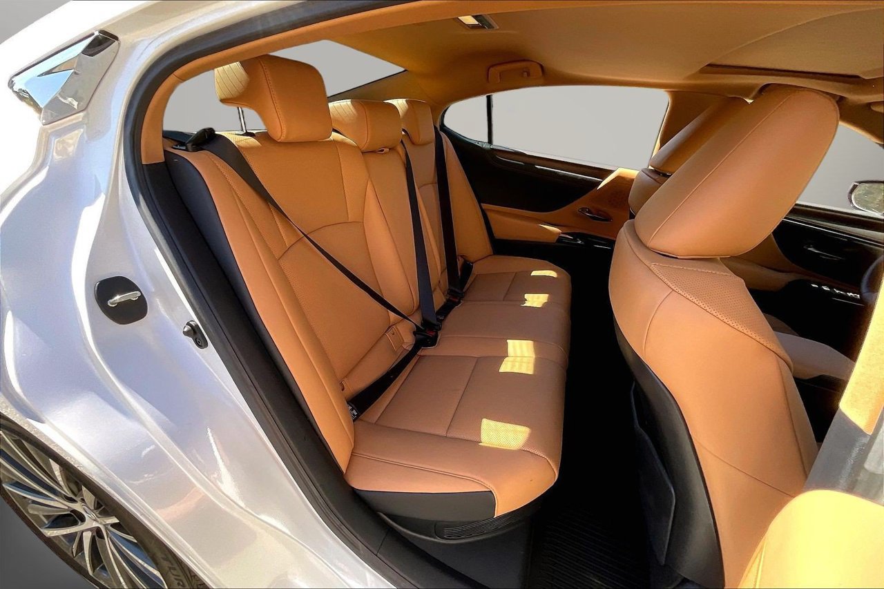 Used 2025 Lexus ES 300h w/ Premium Package FWD image 25