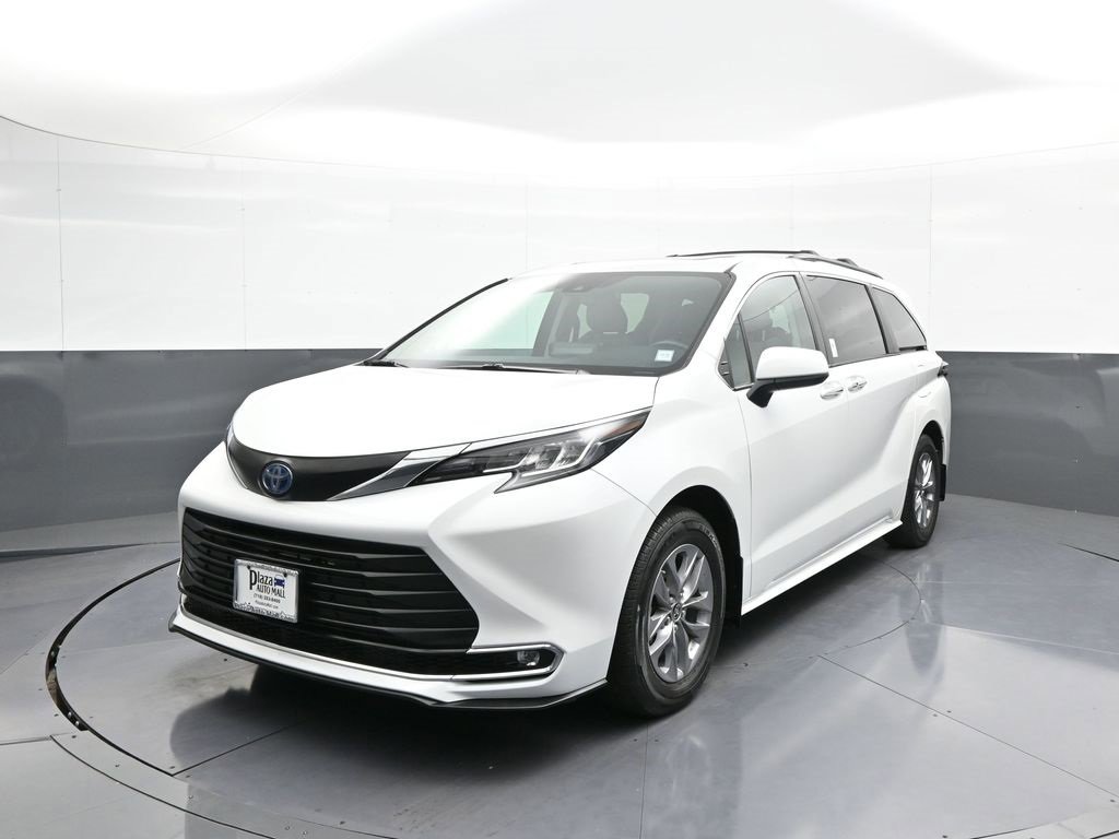 Certified 2022 Toyota Sienna XLE