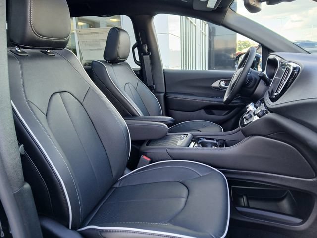 New 2027 Chrysler Pacifica Limited w/ Family Tech Group AWD/4WD image 17