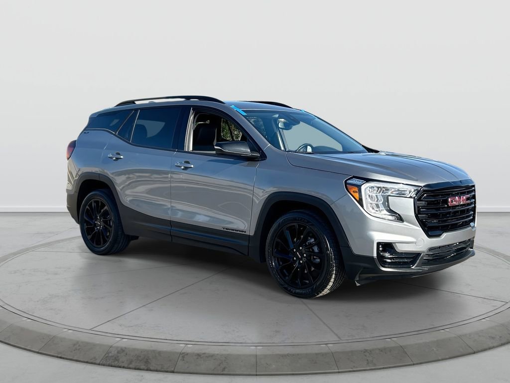 Used 2024 GMC Terrain SLT w/ Elevation Edition FWD image 2