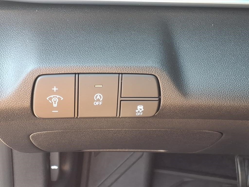 Certified 2025 Hyundai Elantra SE FWD image 17
