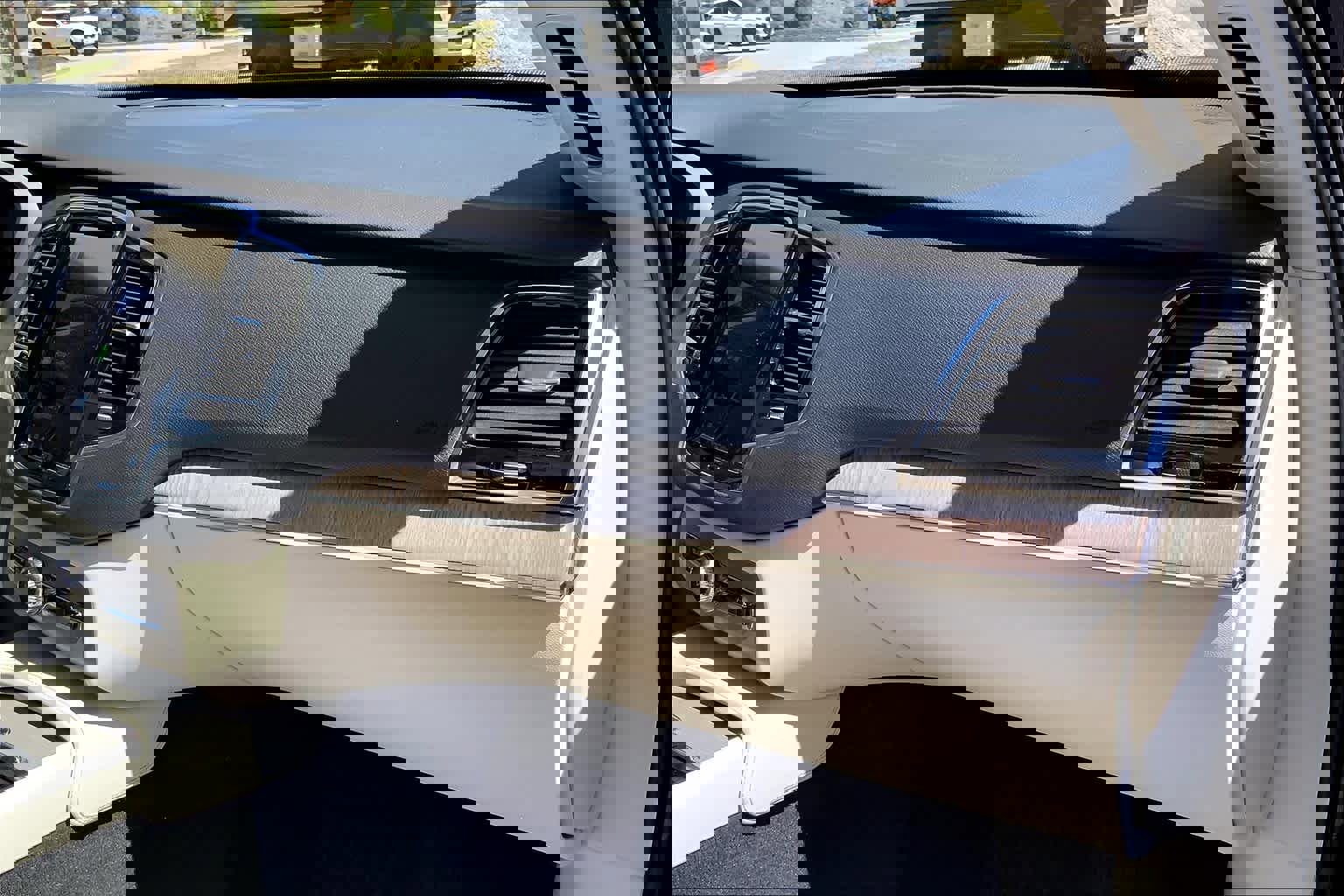 Certified 2023 Volvo XC90 B6 Plus w/ Protection Package image 17