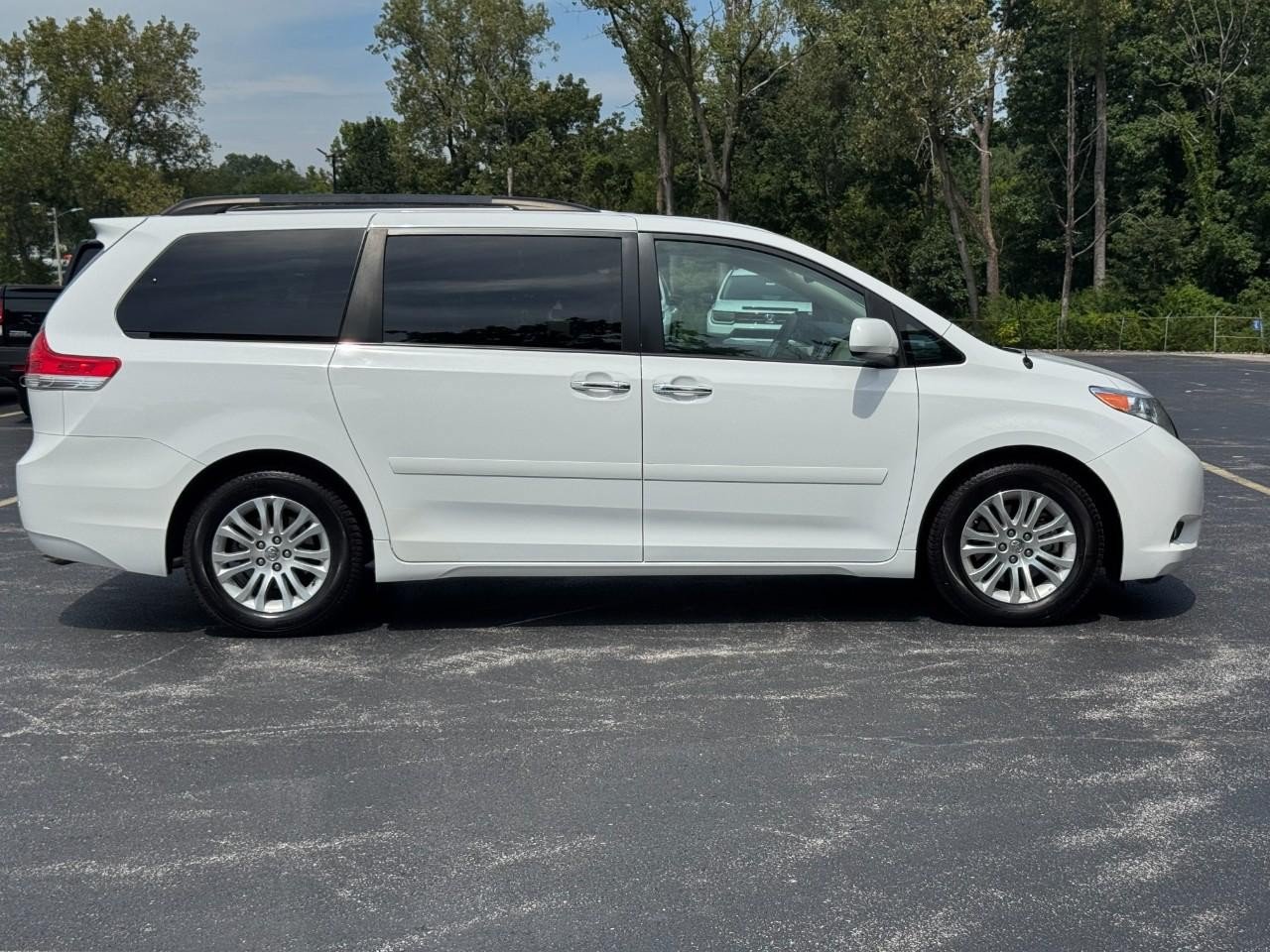 Used 2014 Toyota Sienna XLE FWD image 3