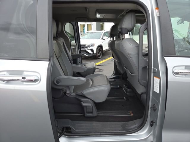 Used 2021 Toyota Sienna Limited image 13