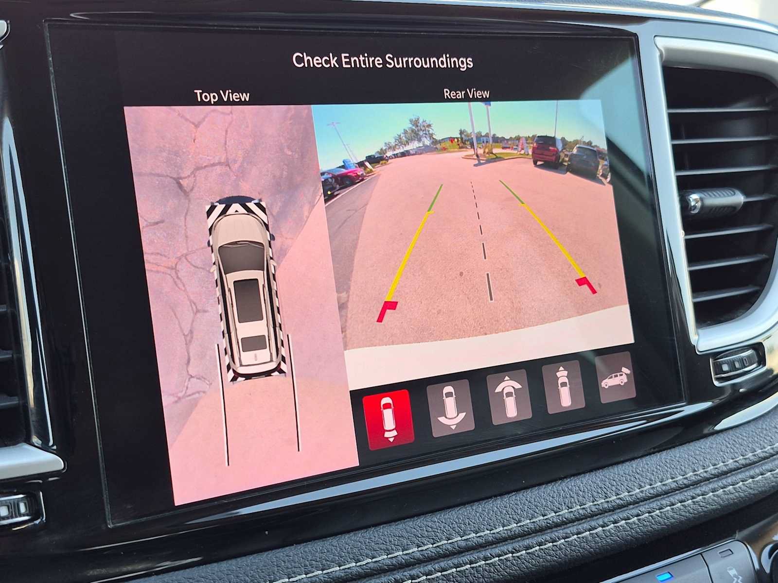 Used 2021 Chrysler Pacifica Touring-L FWD image 27