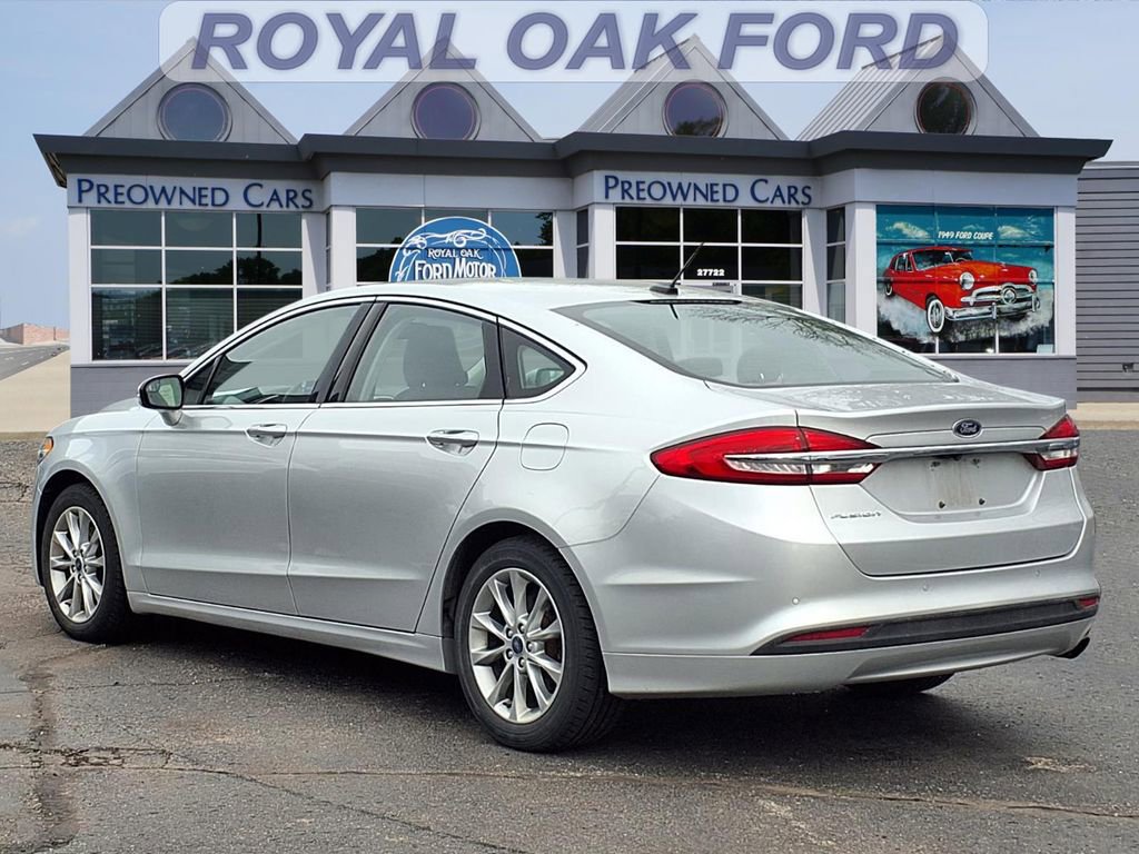 Used 2017 Ford Fusion SE w/ Fusion SE Technology Package image 2